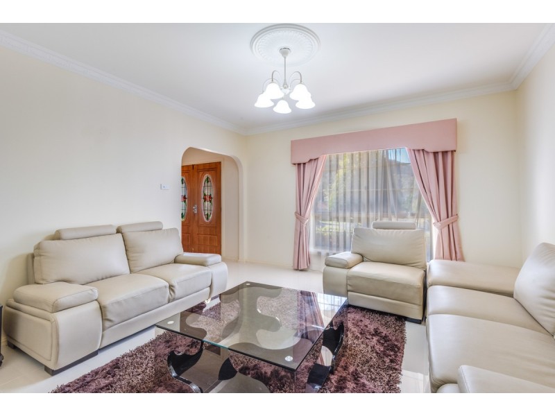 1 Oxley Place, Point Clare NSW 2250