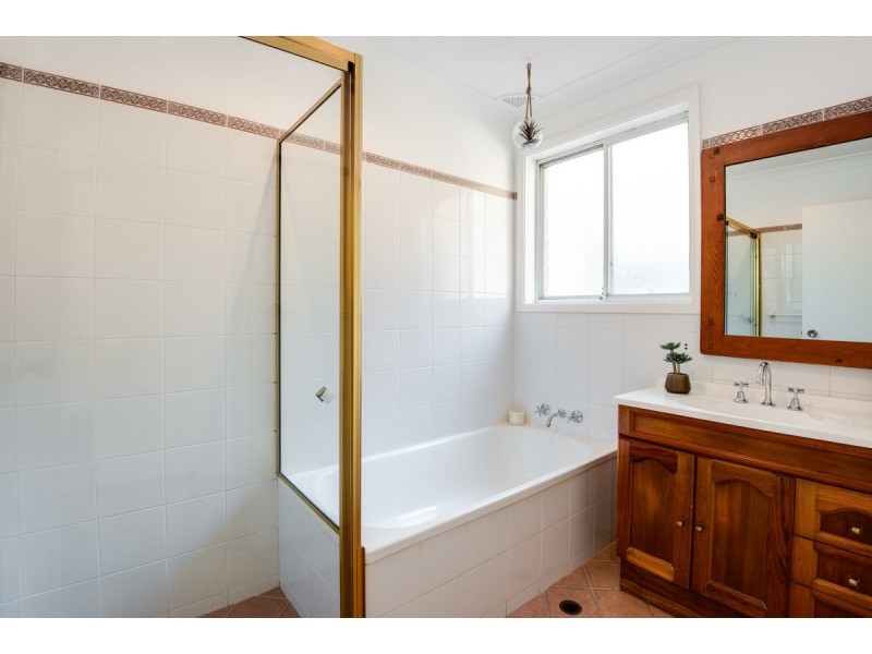 15 Mindaree Avenue, Wyoming NSW 2250