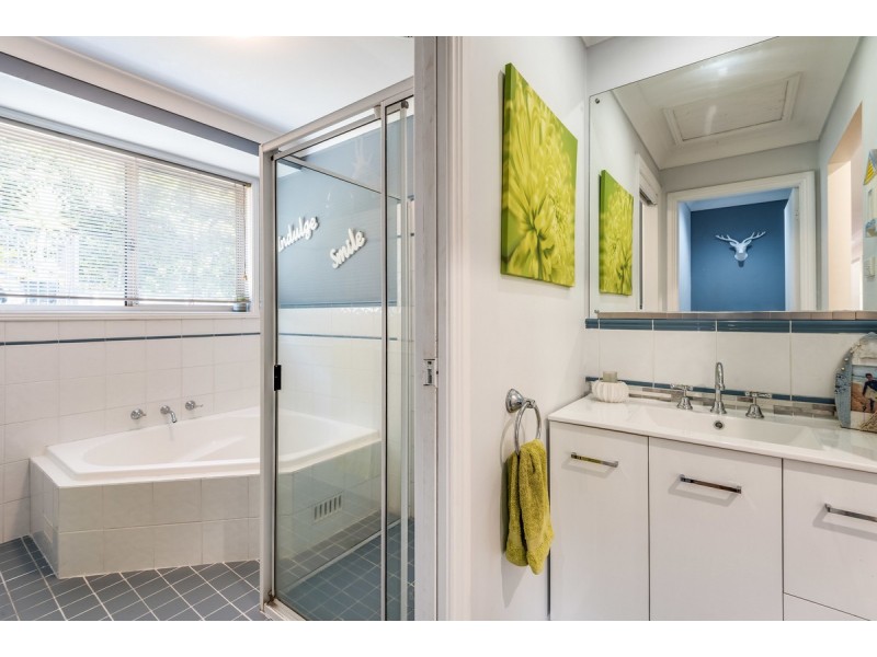 9 Robert Holl Drive, Ourimbah NSW 2258