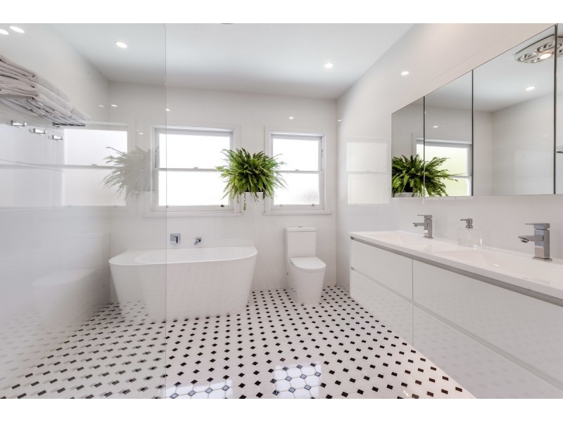 10 Angus Avenue, Wyoming NSW 2250