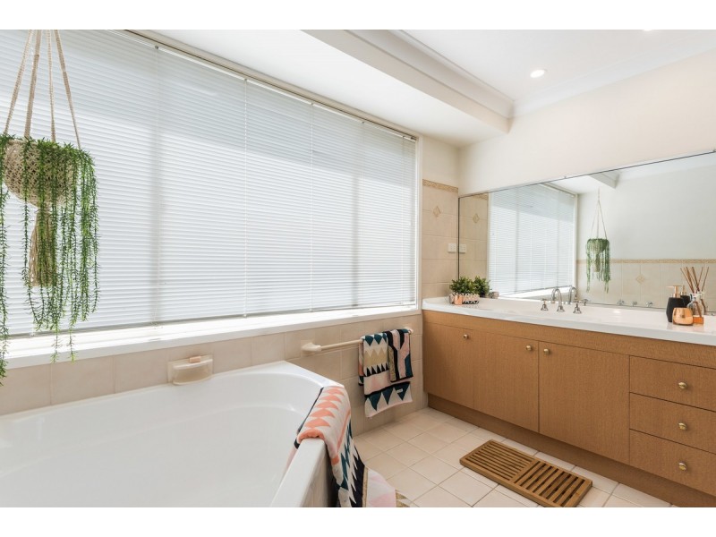 17 Settlers Ridge Close, Lisarow NSW 2250