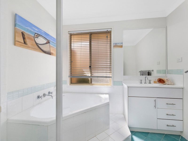 2 Lachlan Place, Berkeley Vale NSW 2261