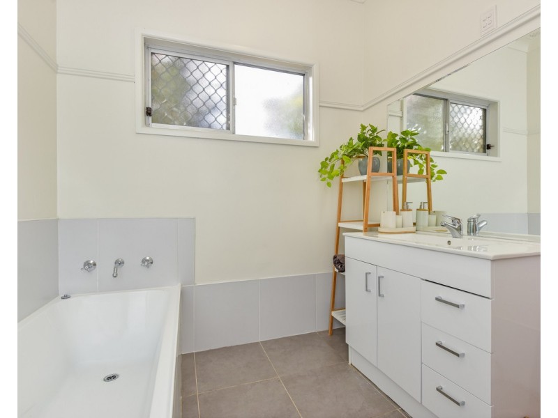 8 Dalton Street, Wyoming NSW 2250