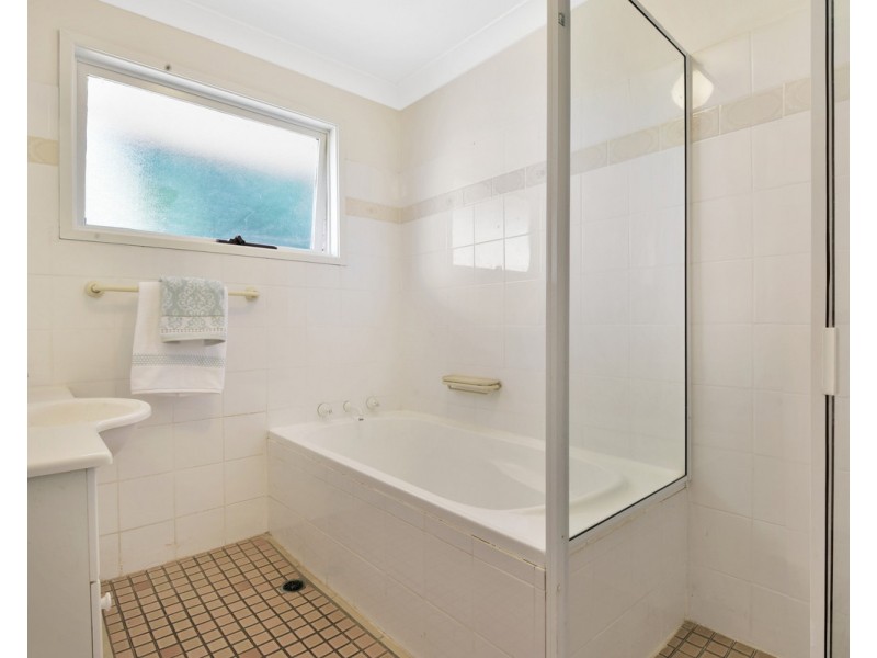 8 Dana Close, Wyoming NSW 2250