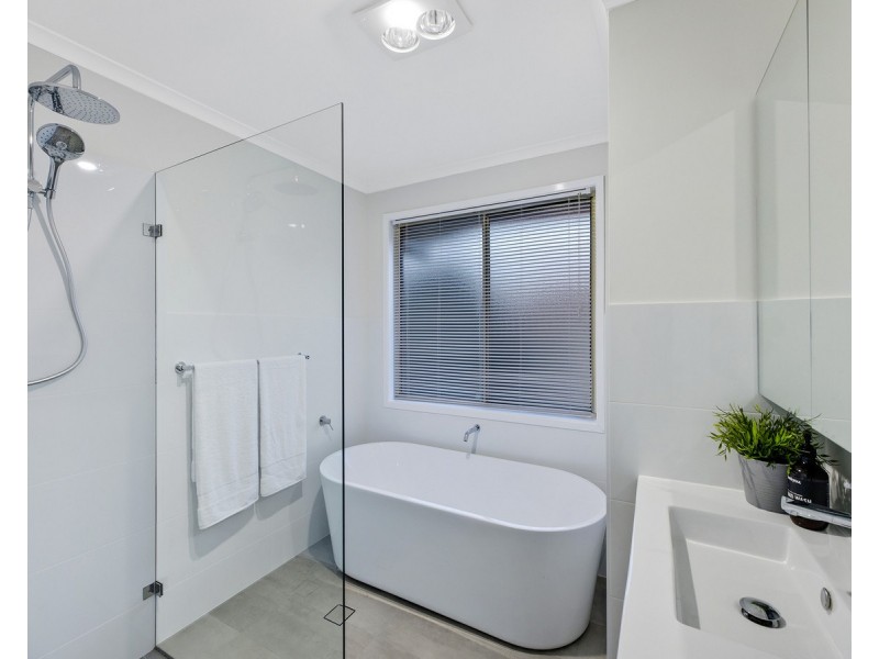 77 Thames Drive, Erina NSW 2250