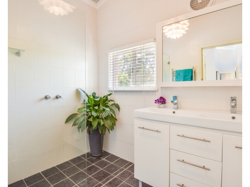 13 Crawford Crescent, Wyoming NSW 2250