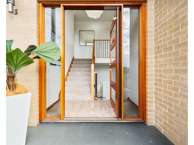 8 Stewart Brougham Close, Lisarow NSW 2250