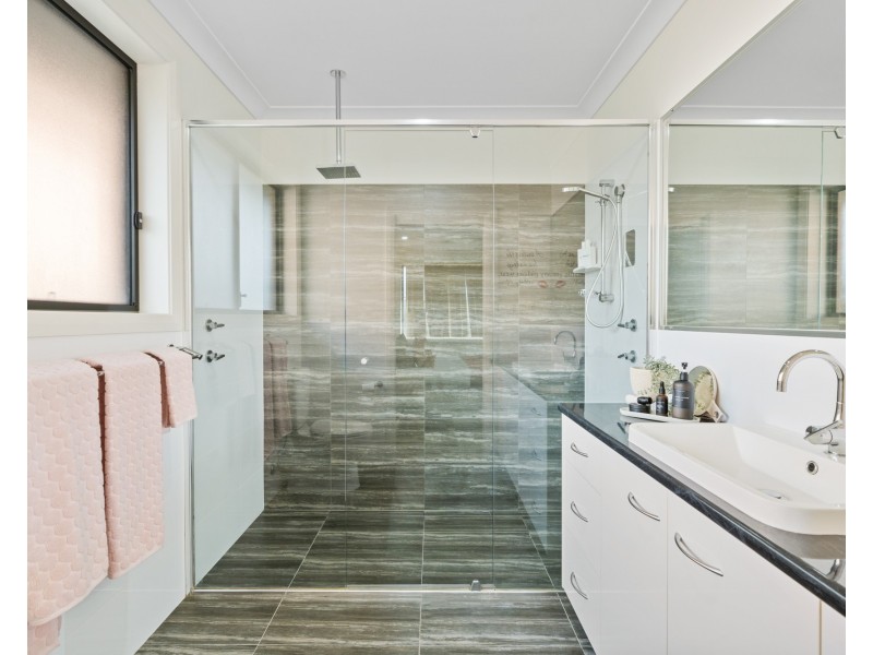8 Stewart Brougham Close, Lisarow NSW 2250