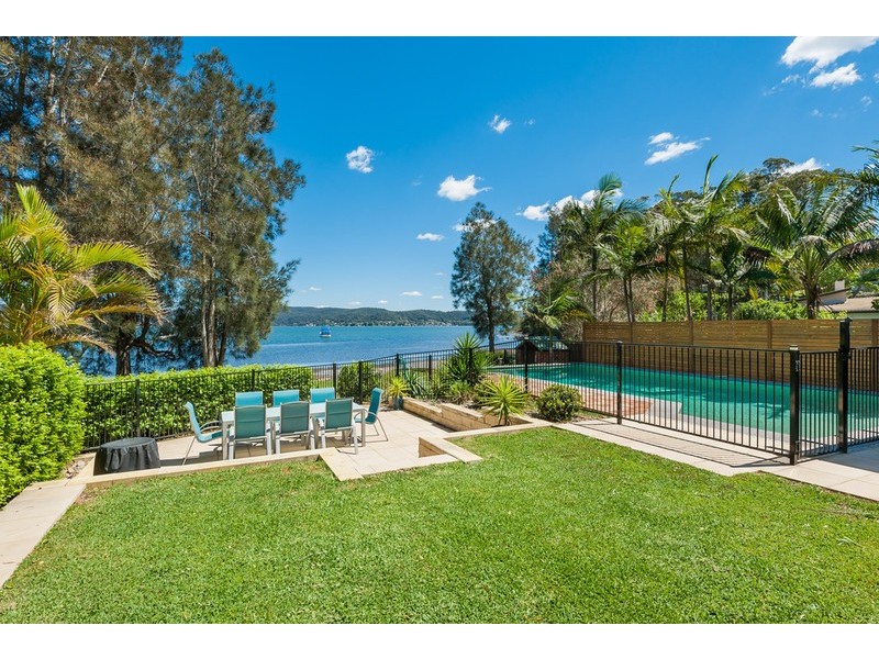 327 Avoca Drive, Green Point NSW 2251