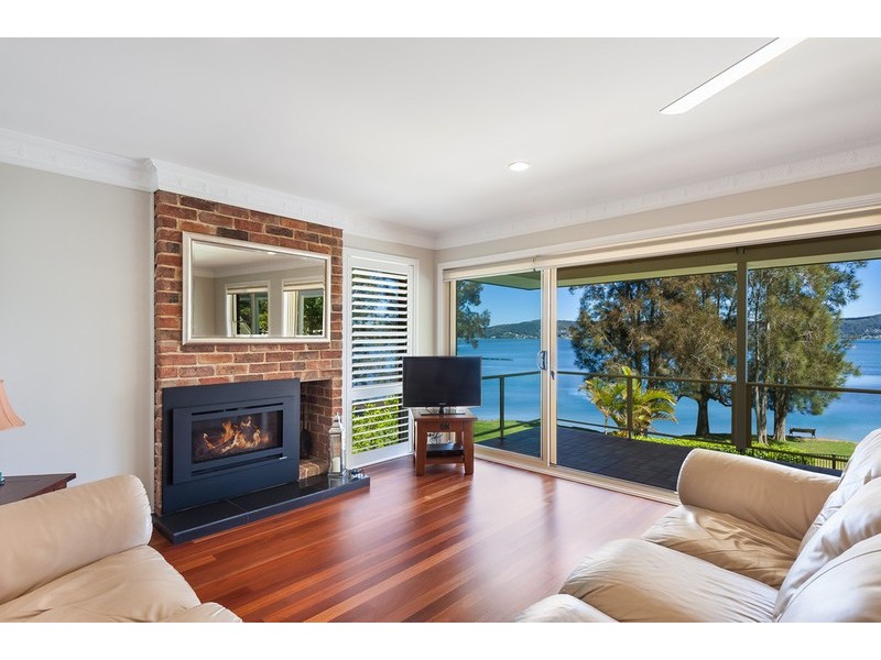 327 Avoca Drive, Green Point NSW 2251