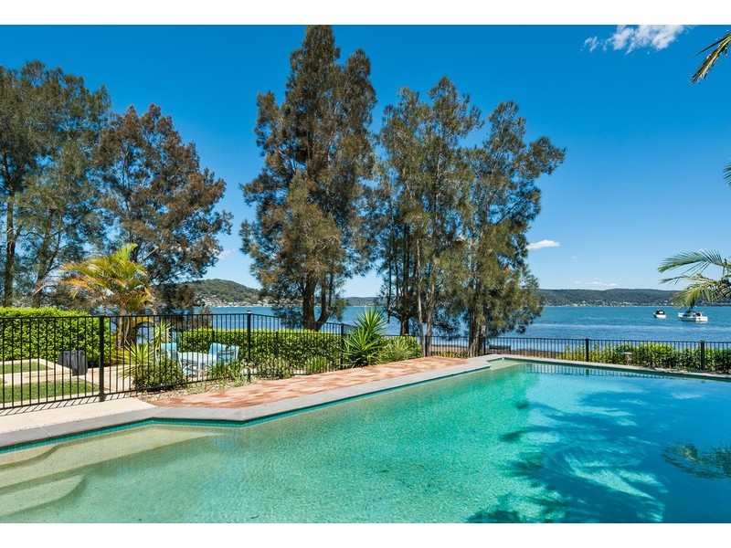 327 Avoca Drive, Green Point NSW 2251