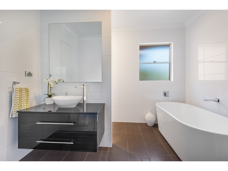 327 Avoca Drive, Green Point NSW 2251