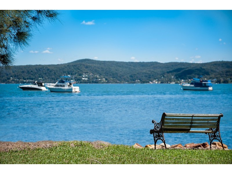 327 Avoca Drive, Green Point NSW 2251