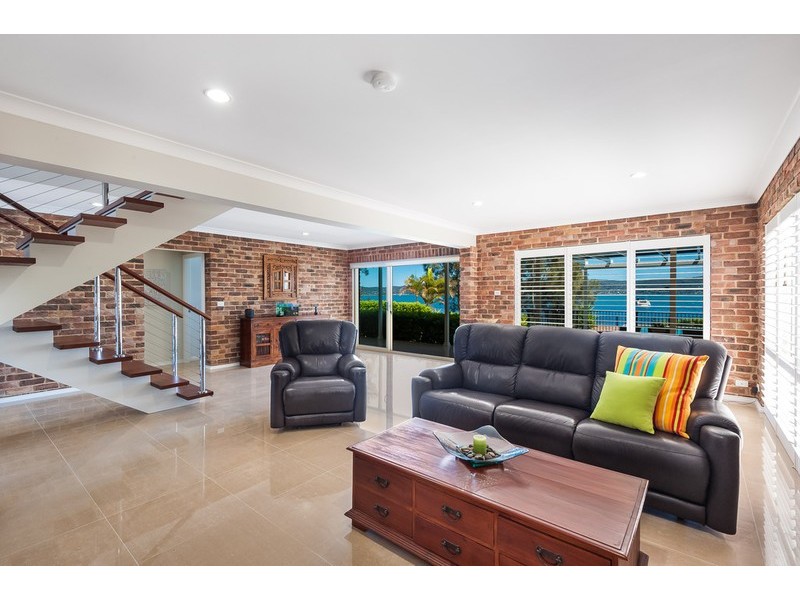 327 Avoca Drive, Green Point NSW 2251