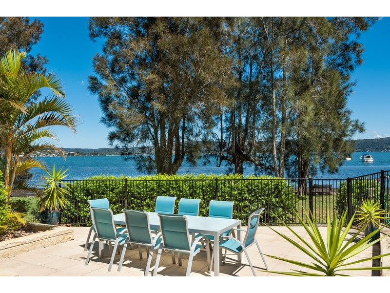 327 Avoca Drive, Green Point NSW 2251