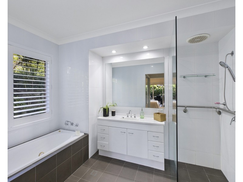 27 White Cedar Close, Green Point NSW 2251