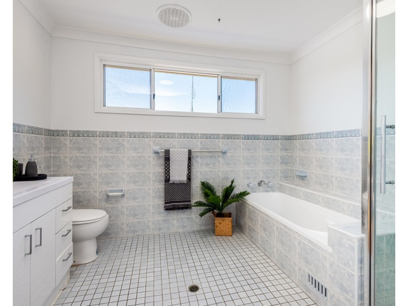 12 Hakea Close, Wyoming NSW 2250