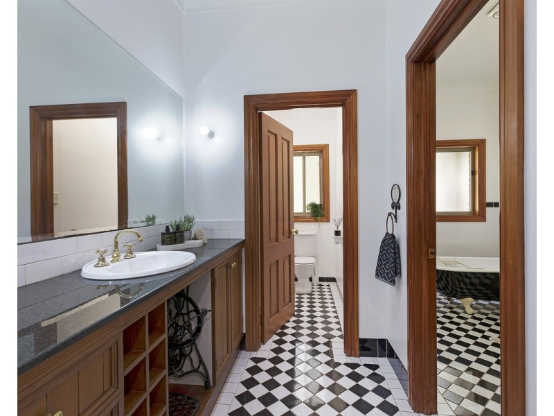 6 Portsmouth Road, Erina NSW 2250