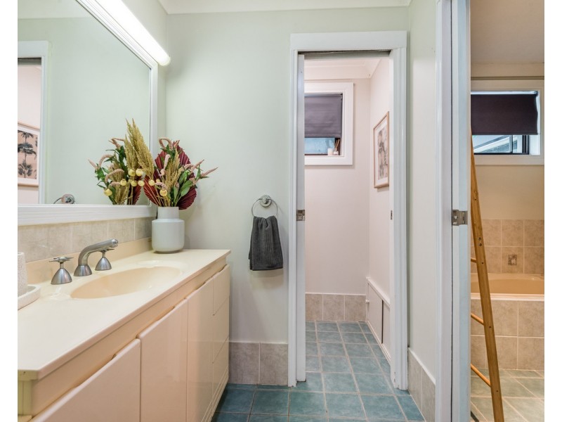 12 Calantha Drive, Wyoming NSW 2250