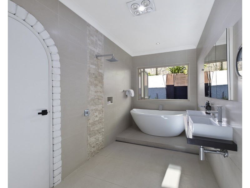 121 Lake Shore Drive, North Avoca NSW 2260