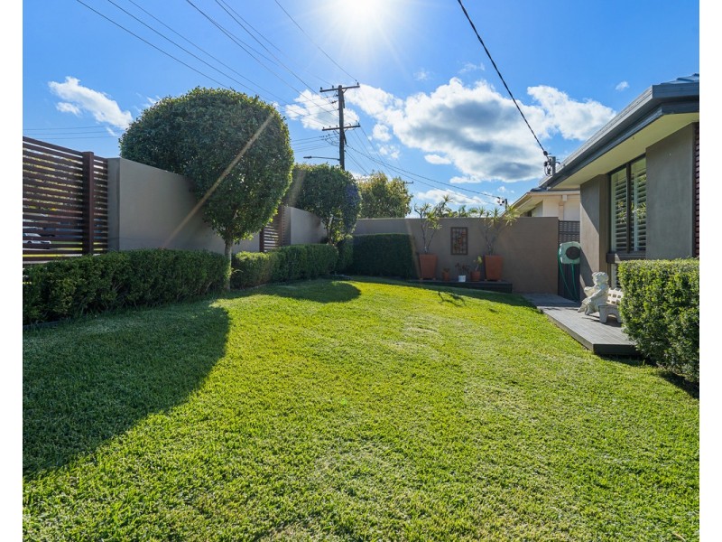 1 Gladys Avenue, Berkeley Vale NSW 2261