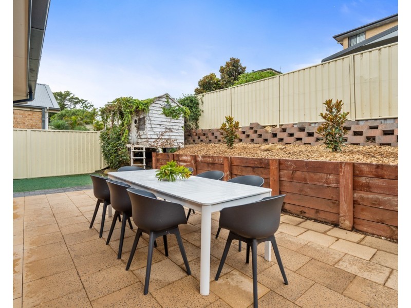 18 Karen Close, Lisarow NSW 2250