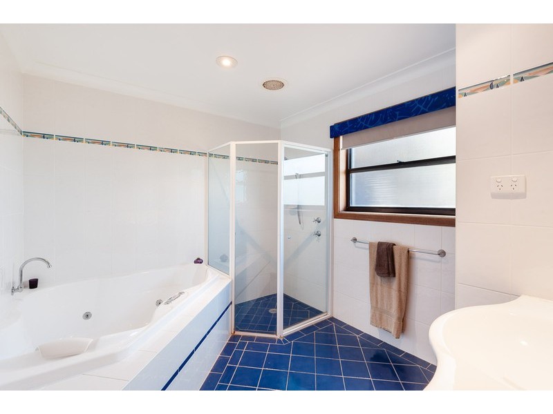 4 Seaspray Close, Bateau Bay NSW 2261