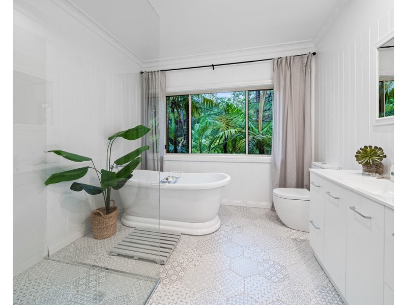 77 Wendy Drive, Point Clare NSW 2250