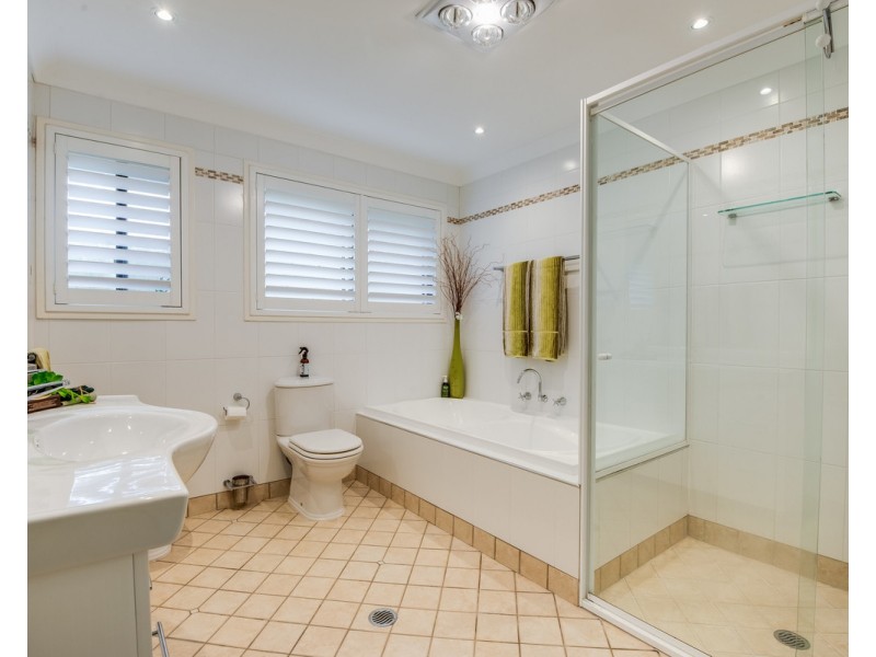 2 Drumalbyn Close, Wyoming NSW 2250