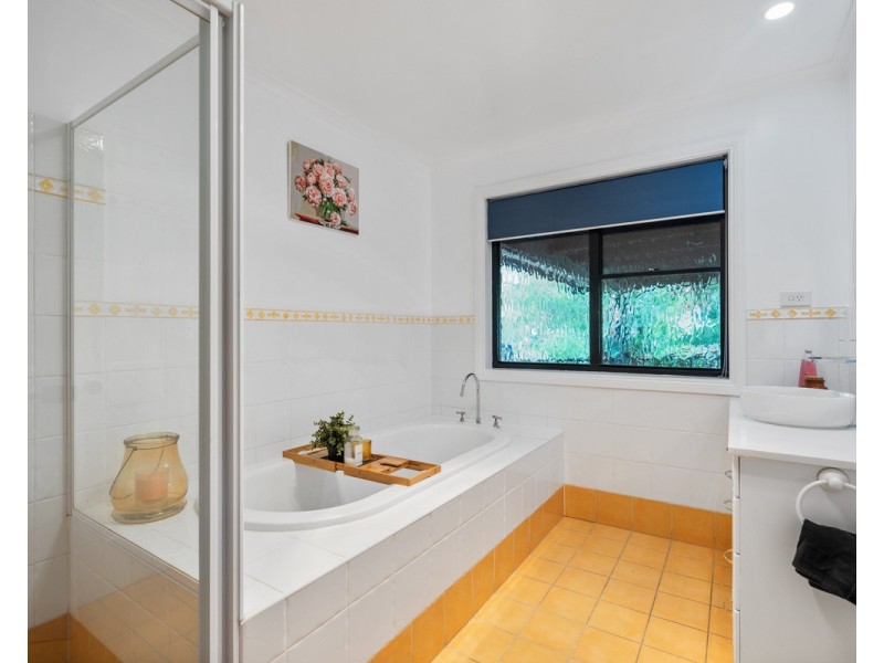 33 Cambourn Drive, Lisarow NSW 2250