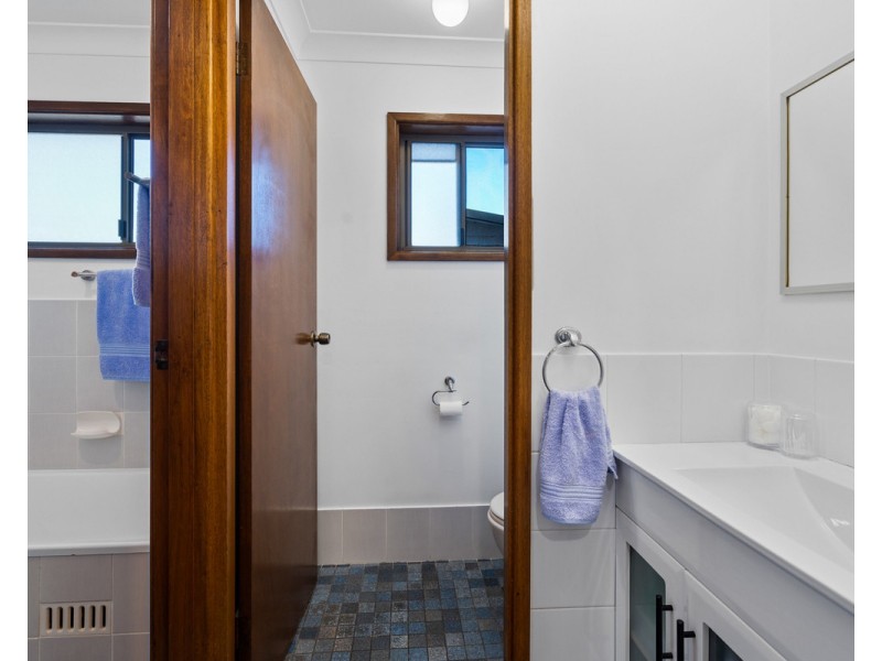 10 Kalori Avenue, Wyoming NSW 2250