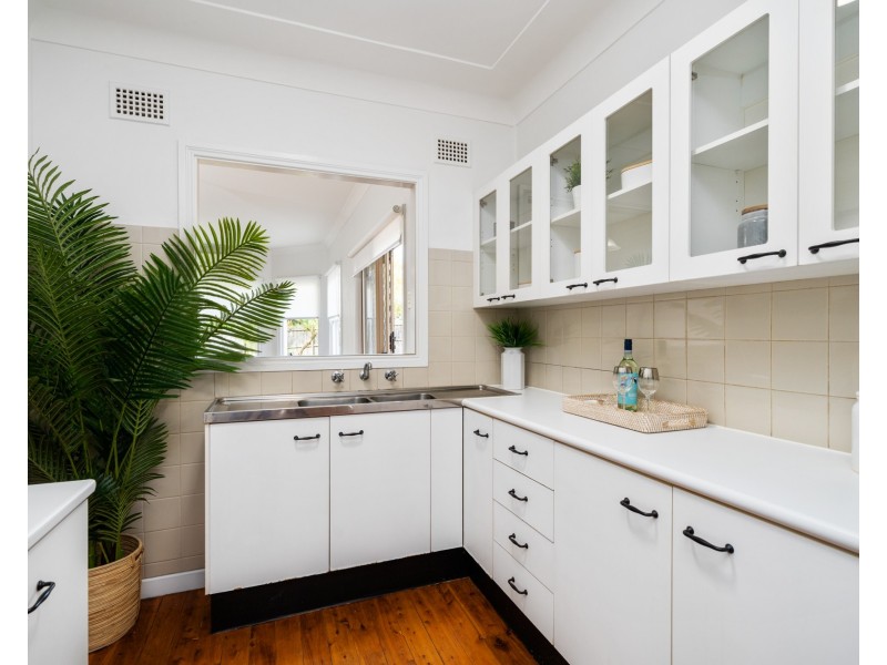2 Dunn Street, Point Frederick NSW 2250