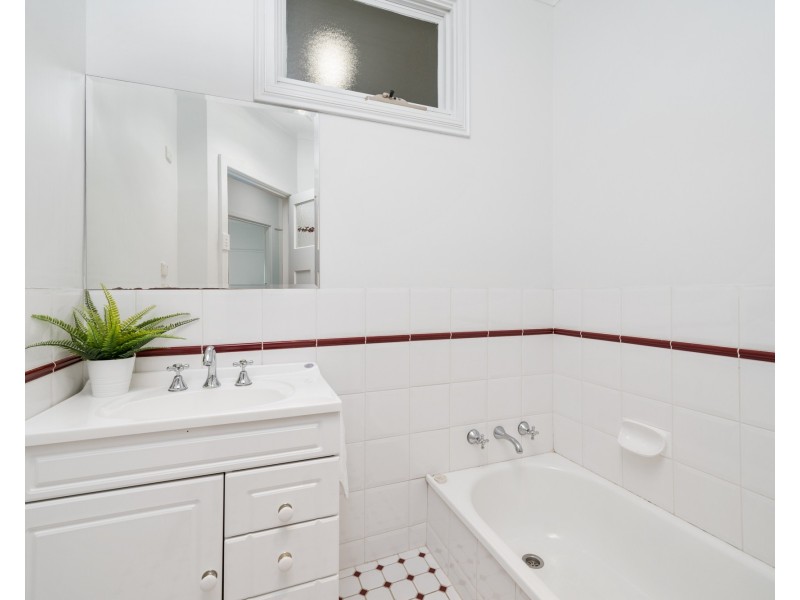 2 Dunn Street, Point Frederick NSW 2250