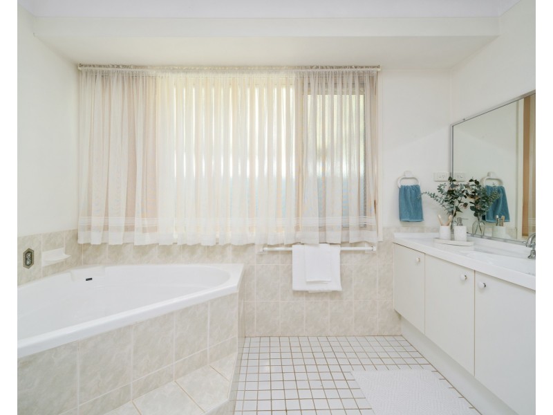 4 Day Dawn Place, Erina NSW 2250