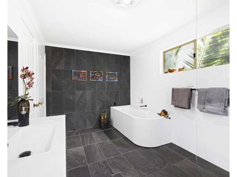 9 Valley View Road, Bateau Bay NSW 2261