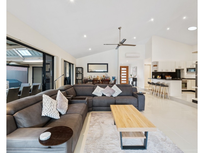 81 Sir Joseph Banks Drive, Bateau Bay NSW 2261