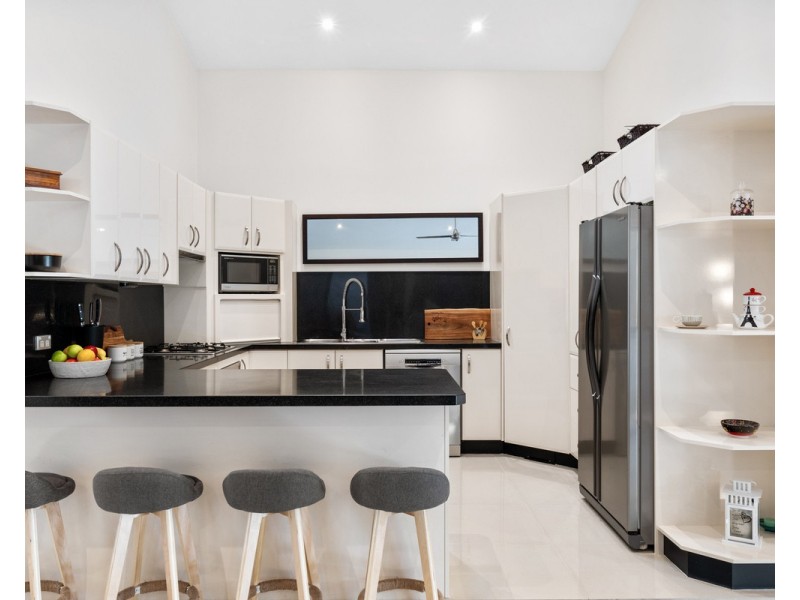 81 Sir Joseph Banks Drive, Bateau Bay NSW 2261