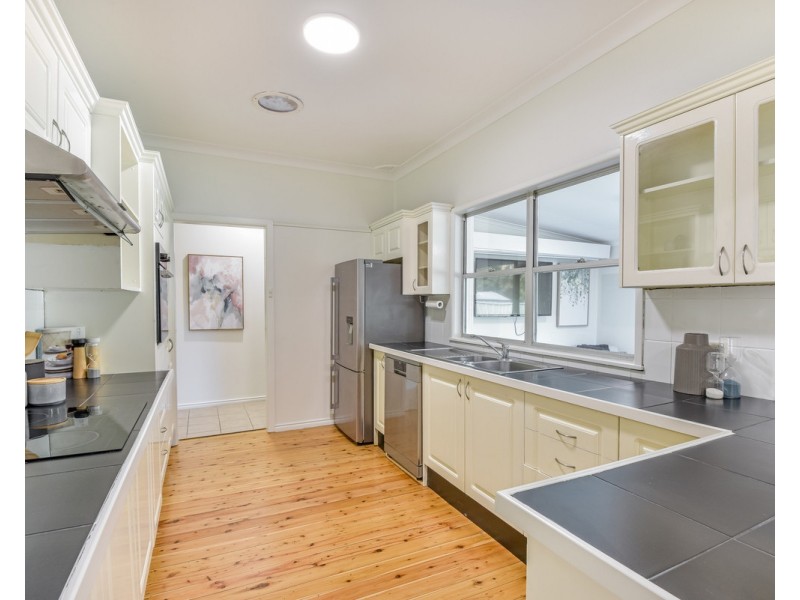 8 Dalton Street, Wyoming NSW 2250