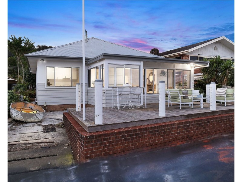 37 Kurrawa Avenue, Point Clare NSW 2250