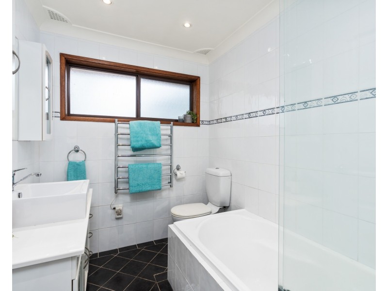 12 Larbonya Avenue, Wyoming NSW 2250