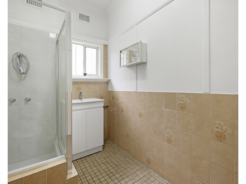 12 Renwick Street, Wyoming NSW 2250