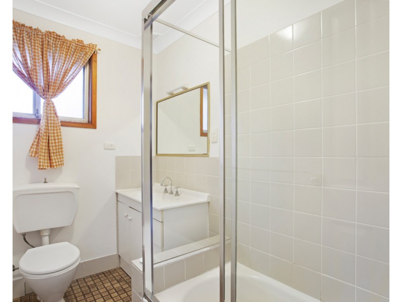 1/4 Kalawarra Road, Wyoming NSW 2250