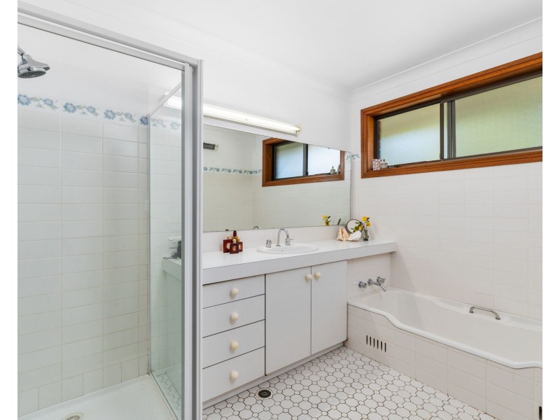 8 The Grove, Wyoming NSW 2250