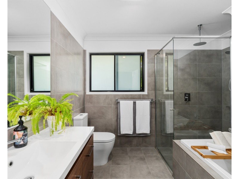 98 Chamberlain Road, Wyoming NSW 2250