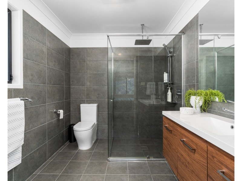 98 Chamberlain Road, Wyoming NSW 2250