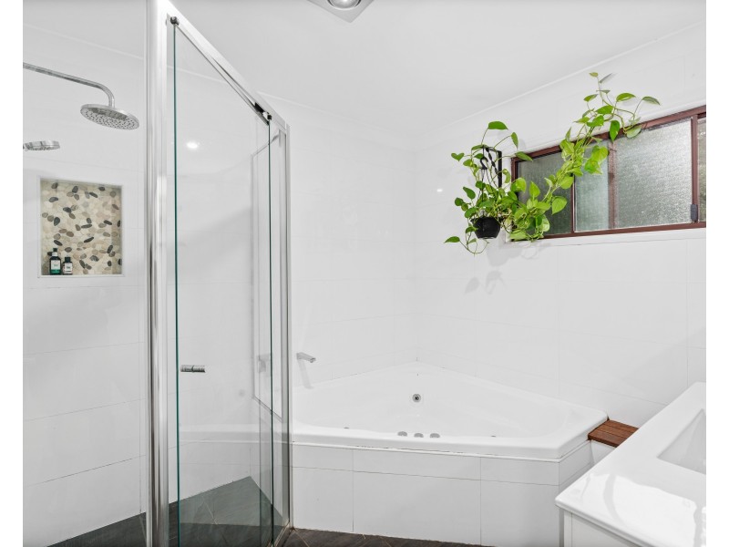 10 Calantha Drive, Wyoming NSW 2250