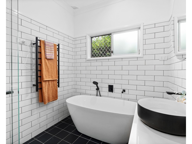 8 Dalton Street, Wyoming NSW 2250