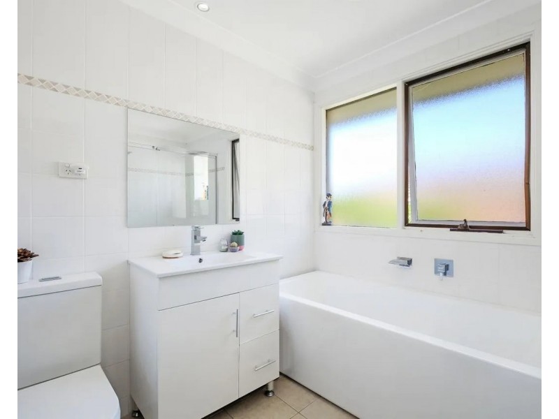 1 Peta Close, Bateau Bay NSW 2261