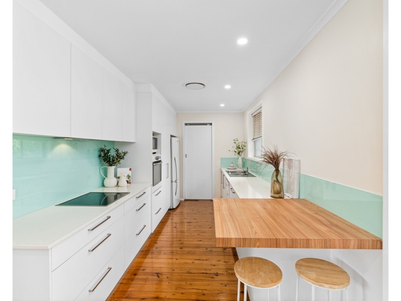 8 Sunshine Drive, Point Clare NSW 2250