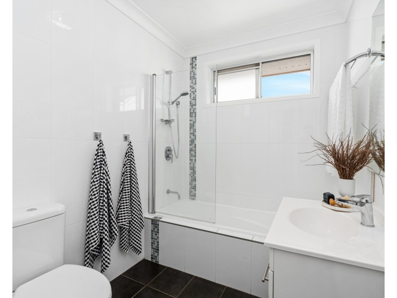 8 Sunshine Drive, Point Clare NSW 2250